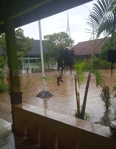 SMPN 9 Batang Kembali Dikepung Banjir