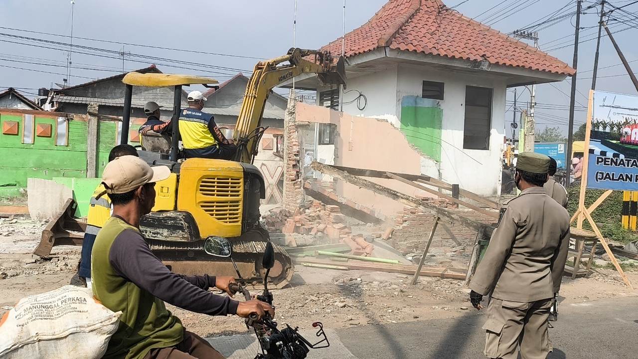 Puluhan Kios Pedagang di Jalan Pattimura Batang Dibongkar Rata oleh Tim Gabungan 