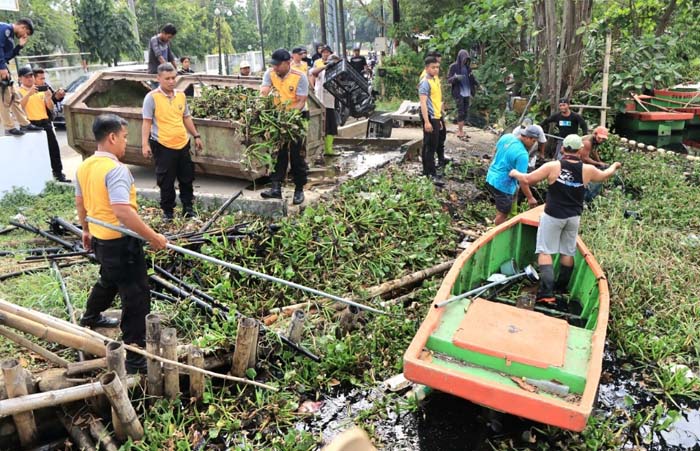 Ratusan Polisi 'Serbu' Pantai dan Sungai di Kota Pekalongan