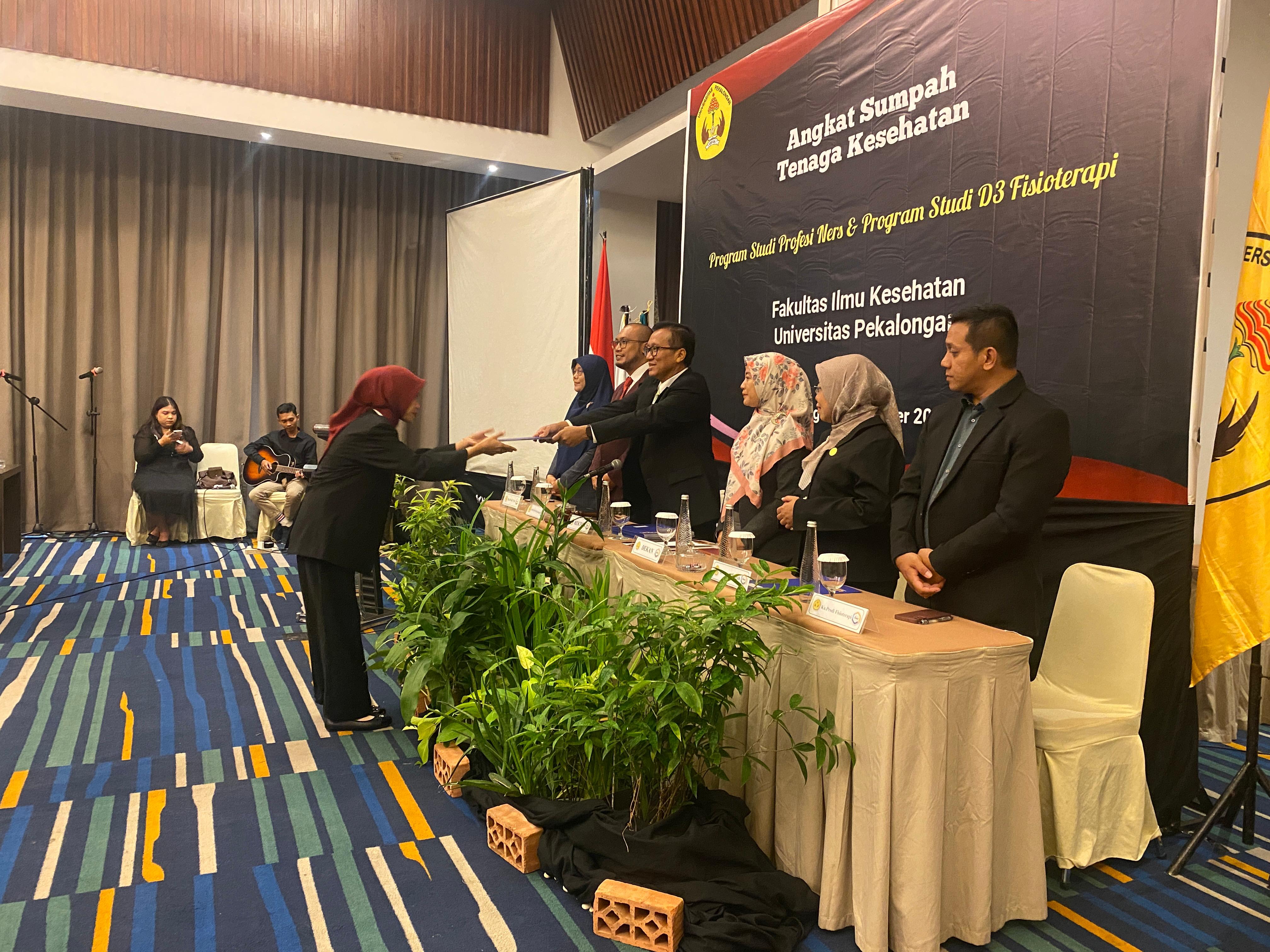 37 Tenaga Kesehatan Baru Disumpah, Rektor Unikal Pesan Jaga Integritas dan Nilai Kemanusiaan