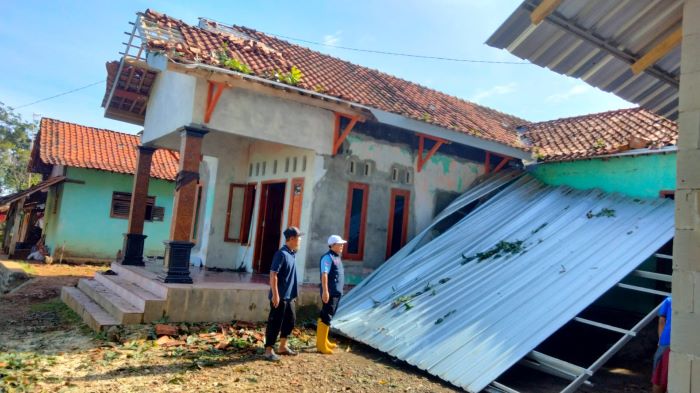Puting Beliung Hajar Desa Pedawang, 16 Rumah Warga Rusak