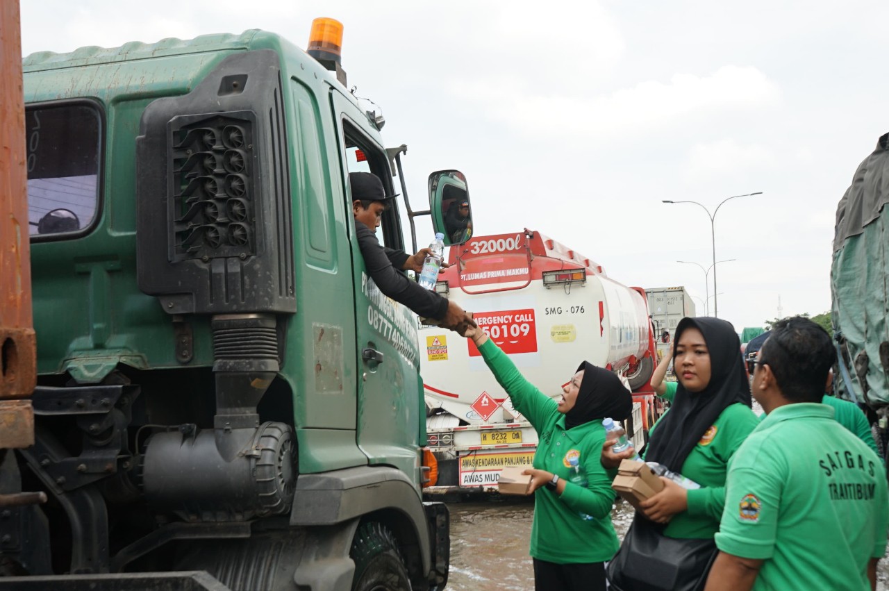 Pemprov Jateng Salurkan Bantuan Makanan untuk Pengemudi Truk Terjebak Banjir
