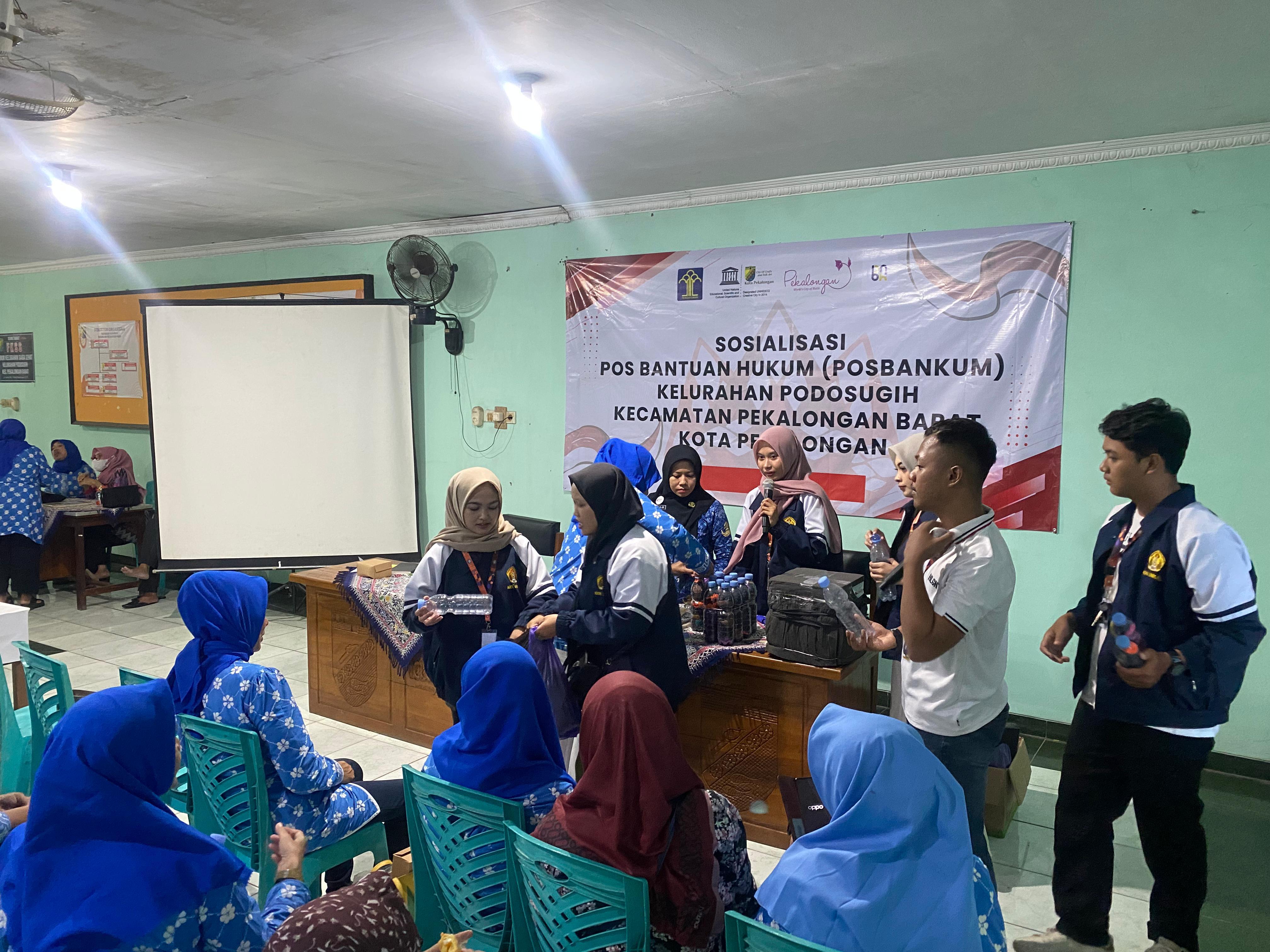 Manfaatkan Botol Bekas untuk Kurangi Sampah, Mahasiswa KKN Unikal Gelar Pelatihan Pembuatan Kursi