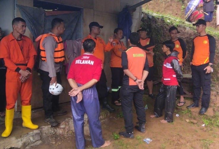 Pemancing Asal Kalibening Diduga Hanyut di Kali Genteng Paninggaran, Satu Orang Masih Hilang