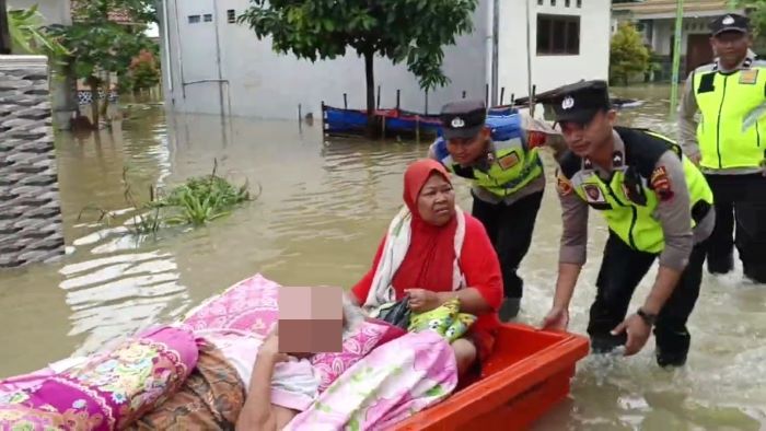 Dramatis! Polisi Evakuasi 5 Lansia Terjebak Banjir di Pait, 3 Orang dalam Kondisi Stroke