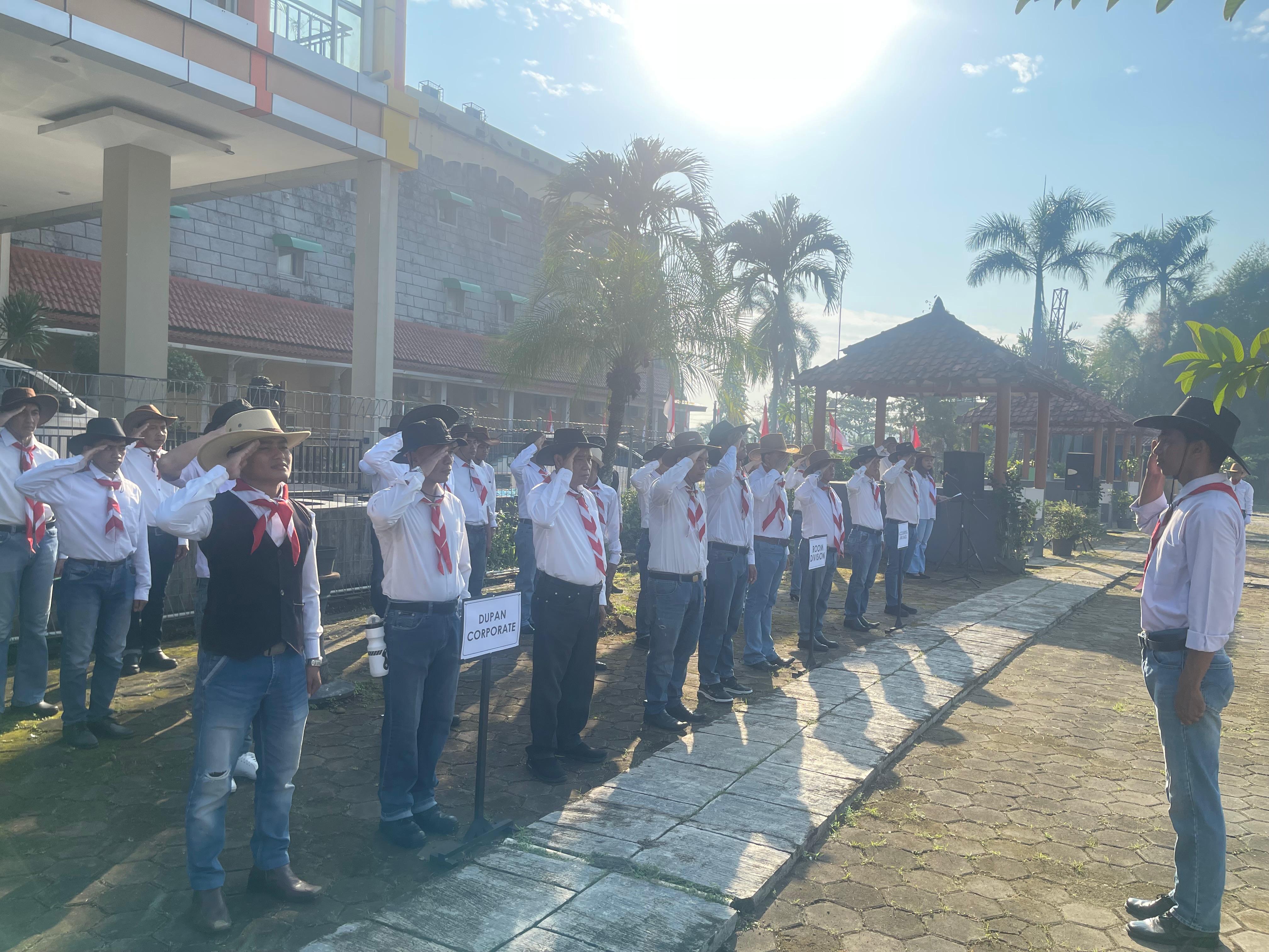 Gelar Upacara Bendera, Parkside Mandarin Kompak Kenakan Kemeja Putih Bertopi Koboi