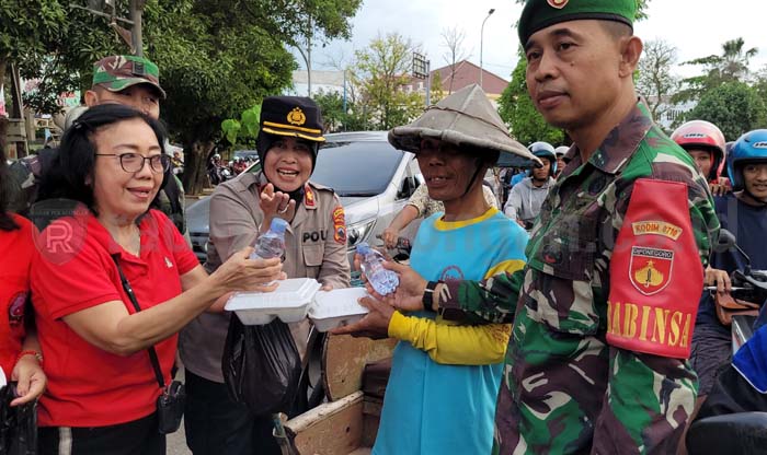 Paguyuban Warga Tionghoa Bersama TNI-POLRI Bagikan 2.500 Paket Makanan Buka Puasa
