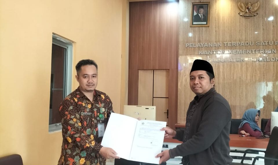 Kemenag Kabupaten Pekalongan Serahkan Rekomendasi Pengangkatan Kepala MTs Gondang dan MI YMI 02 Wonopringgo