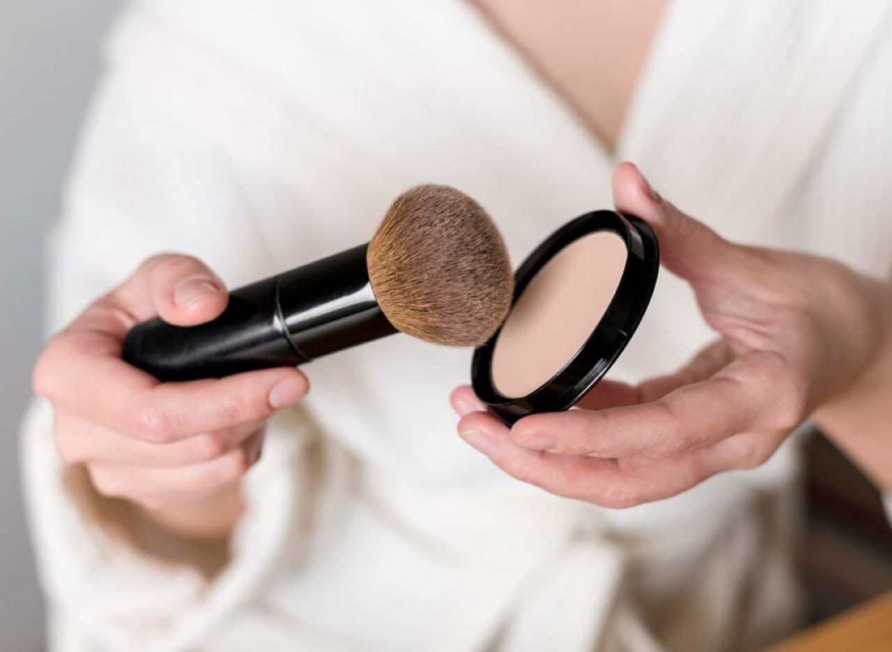 Bedak Padat Tahan Air dan Keringat yang Cocok Dipakai Saat Liburan! Cuma 20 Ribuan Wajah jadi Glowing