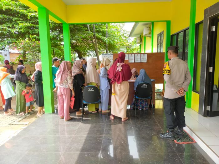 Polisi Pantau Pembagian Bantuan Sembako dan PKH Triwulan IV Tahun 2023 di Kecamatan Bojong