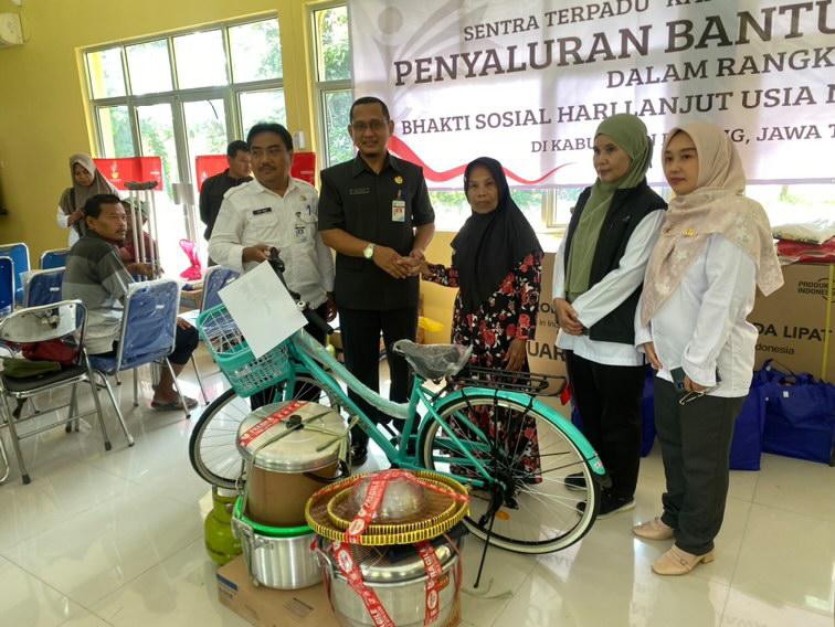 Bupati Batang Serahkan Bantuan Atensi ke Penerima Manfaat dari Sentra Terpadu Kartini Temanggung Rp185 Juta