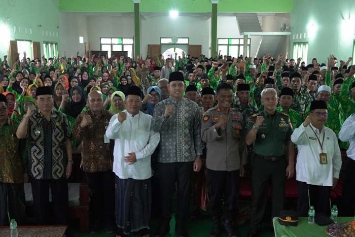 Giliran Bupati Serahkan Hibah Guru Agama untuk 4 Kecamatan 