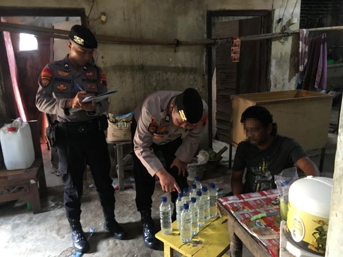 Razia Warung Makan di Desa Jajarwayang Pekalongan, Polisi Amankan Puluhan Botol Arak