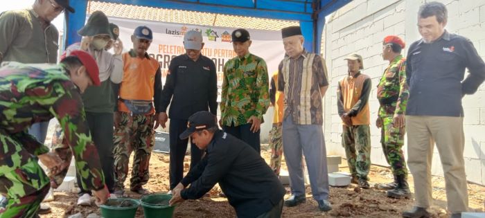 Senangnya Siti Aminah, Korban Banjir Rob Yang Dibangunkan Rumah Lazismu Kabupaten Pekalongan