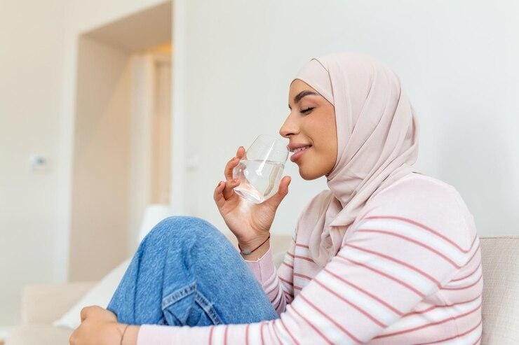 7 Adab Minum Air Putih dalam Pandangan Islam, Bagus untuk Kesehatan Tubuh