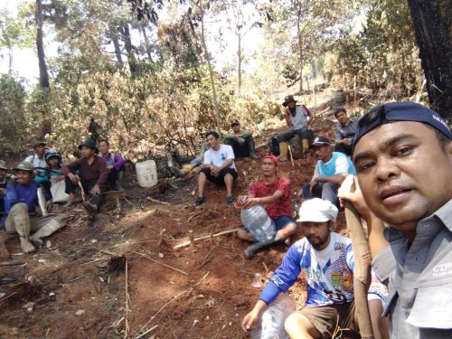 300 Warga Dua Desa dan Aparat Gabungan Diterjunkan, Kebakaran Hutan Pinus di Kalijoyo Berhasil Dipadamkan