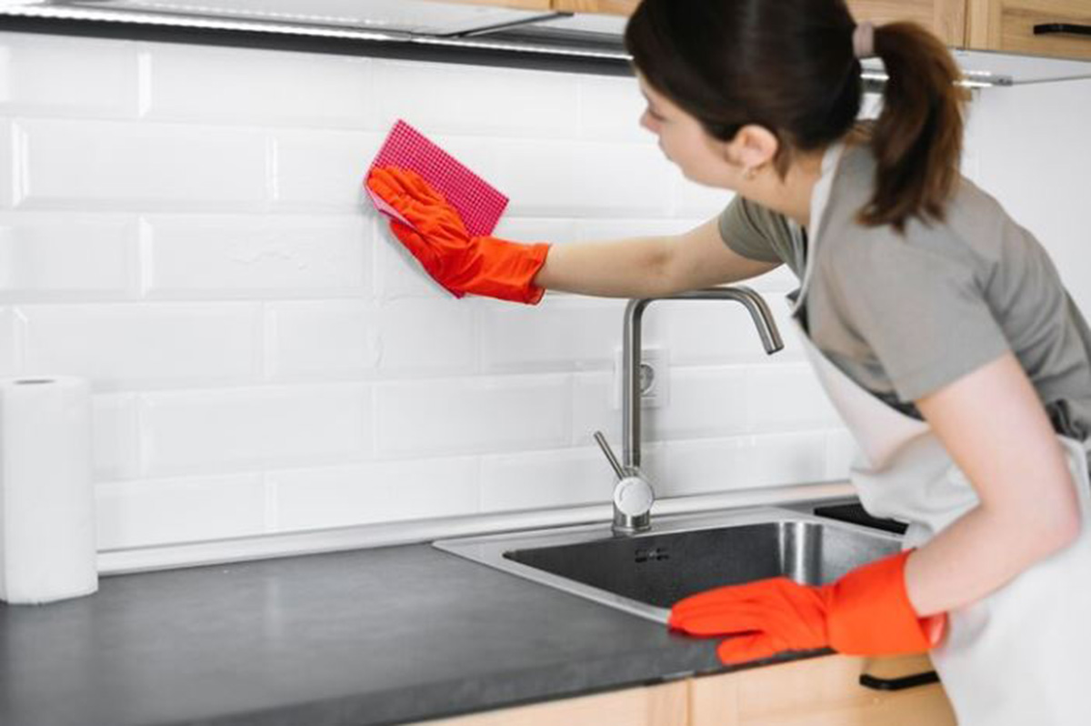 Tips Membersihkan Kerak Dinding Dapur, Cuma 3 Langkah Pakai Bahan Dapur Semuanya Bisa Kinclong!