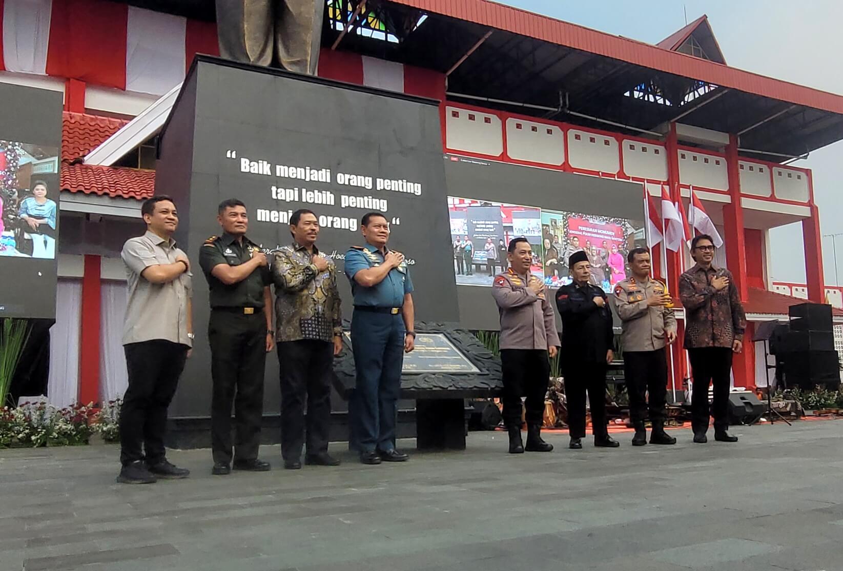 Kapolri dan Panglima TNI Resmikan Monumen Jenderal Hoegeng di Kota Pekalongan
