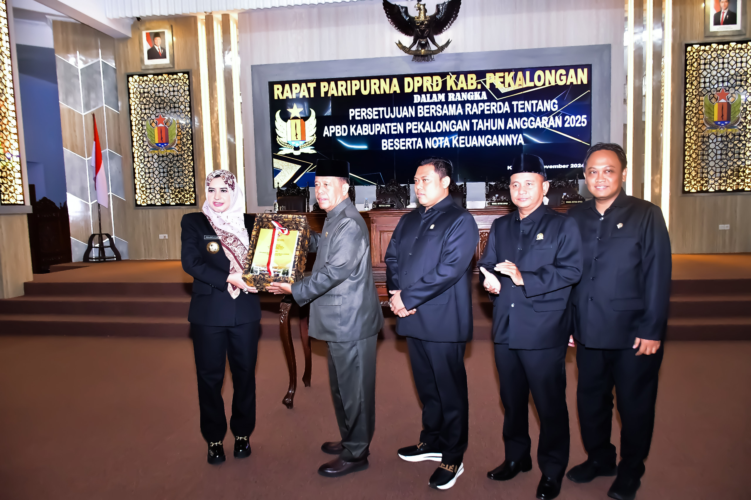 Bupati Fadia Arafiq dan DPRD Kabupaten Pekalongan Sahkan Raperda APBD 2025