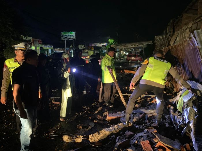 Tembok Ruko Gaden Plaza Pekalongan Roboh, 2 Warga Luka Tertimpa Material