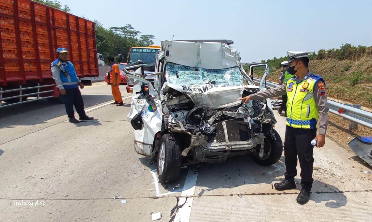 Mobil Jenazah Sruduk Truk di Jalan Tol Semarang - Batang, Satu Orang Tewas di Lokasi