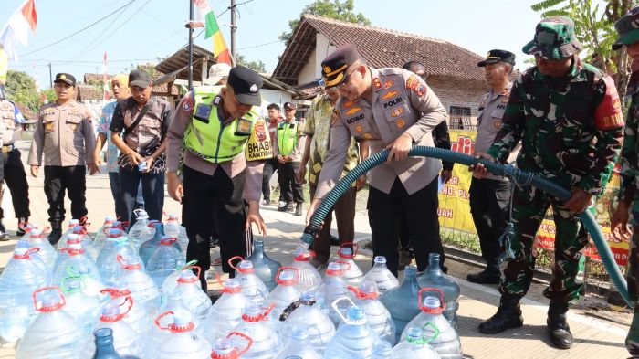 Polres Pekalongan Salurkan 13.000 Liter Air Bersih di Sragi