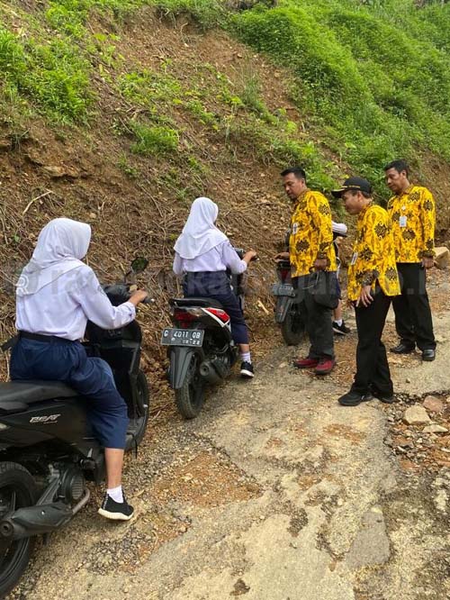  Jalan Petungkon-Sidomulyo Rusak, Pelajar Buat Surat Terbuka untuk Bupati Pekalongan di Medsos