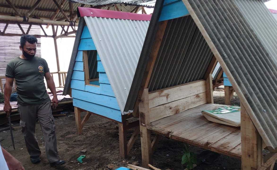 Diduga untuk Mesum, Ratusan Gazebo di Kawasan Pantai Sigandu Dibongkar Paksa