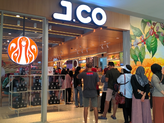 Rela Antri Untuk Promo JCO Donuts & Coffee Outlet Baru di Ramayana Pekalongan