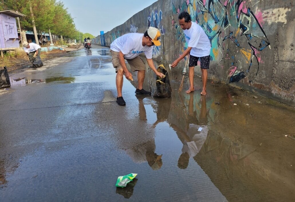 Peduli Lingkungan, Kojasebo Bersihkan Sampah Berserakan di Pesisir Pantai Kota Pekalongan