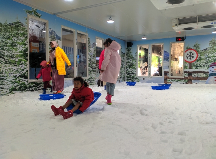 Keseruan Bermain Salju di Frozenland Transmart Pekalongan