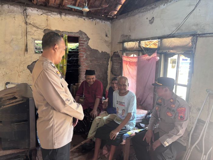Satu Hari Satu Kebaikan Polsek Wiradesa Menyasar Keluarga Tak Mampu di Desa Kemplong