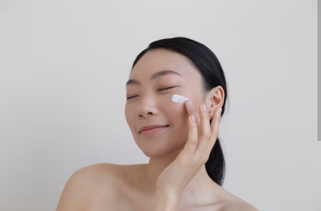 4 Sunsceen untuk Kulit Berminyak Ini Malah Bikin Make Up Jadi Nempel Seharian! Anti Longsor