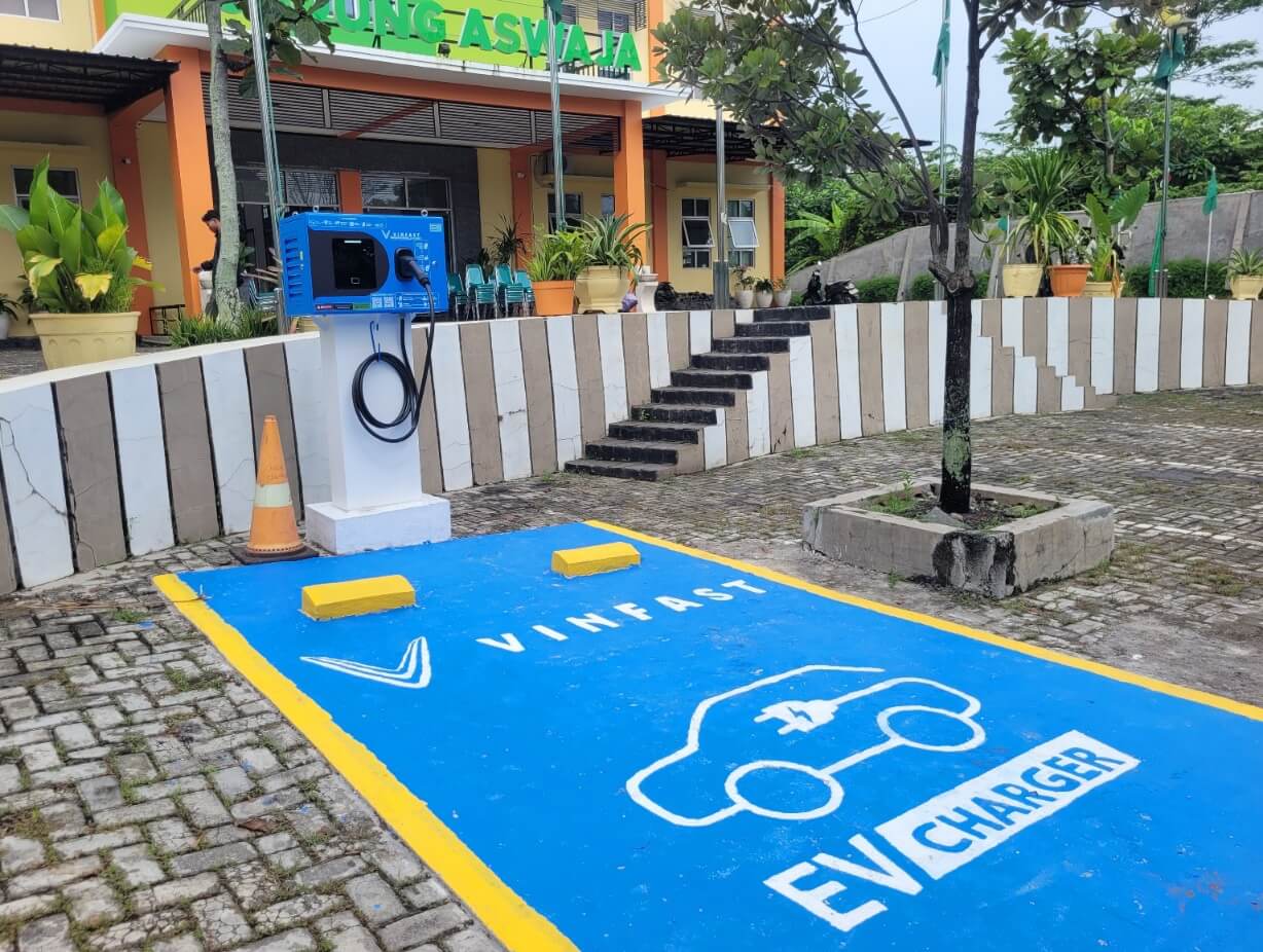 Dukung Ekosistem Kendaraan Listrik, PCNU Kota Pekalongan Hadirkan SPKLU di Depan Gedung Aswaja