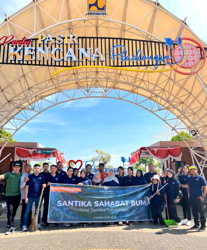 Peduli Lingkungan, Hotel Santika Pekalongan Gelar Aksi Sahabat Bumi di Pantai Pasir Kencana