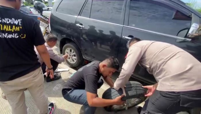Alami Pecah Ban di Rest Area 338A Pekalongan, Pemudik Asal Bandung Ini Dibantu Polisi