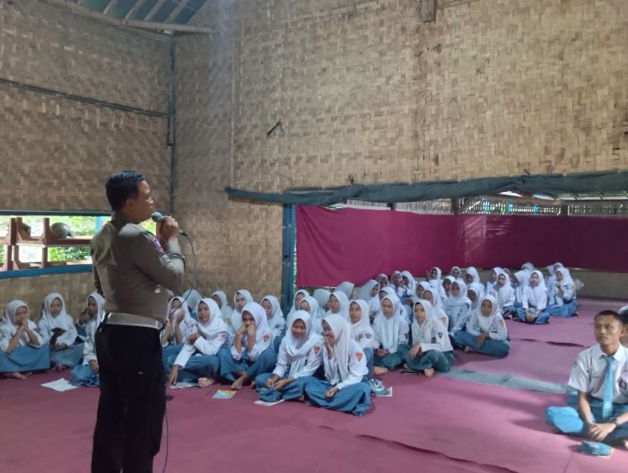 Isi LDK SMK Nusantara Comal di Kali Paingan, Ini Yang Disampaikan Satlantas Polres Pekalongan