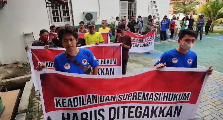 Terdakwa Penggelapan Divonis Bebas, Puluhan Orang Datangi Pengadilan Negeri Pekalongan Tuntut Keadilan 