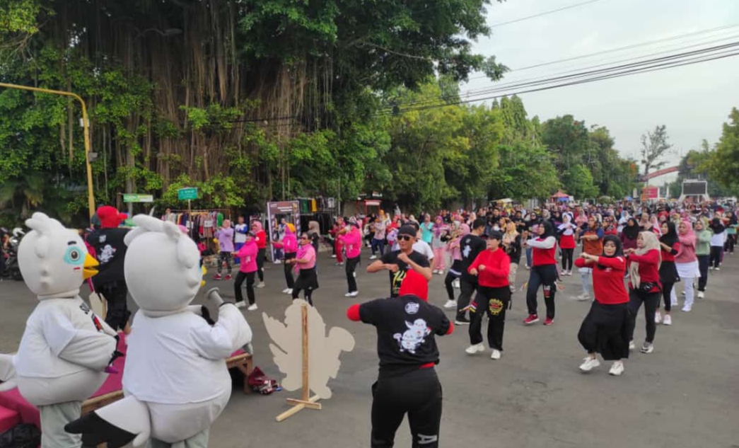 Sosialisasikan Pemilu, KPU Ajak Ratusan Masyarakat Senam Bareng di CFD Batang