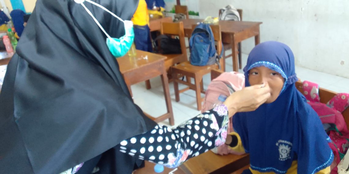 Anak Didik MIM Kauman Wiradesa Diberikan Obat Cacing