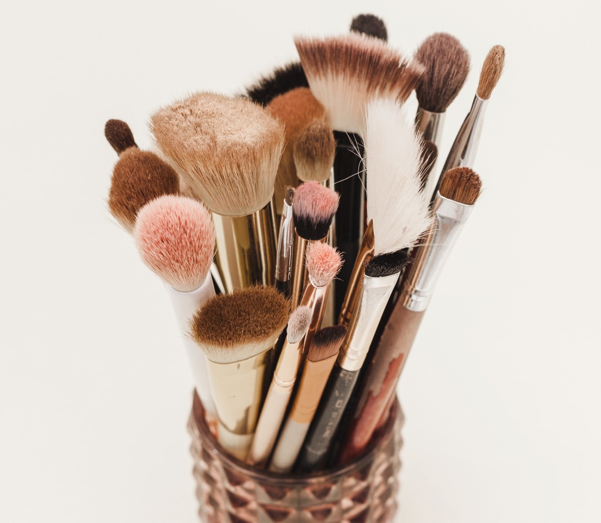 Rahasia Kuas Lama Nampak Baru! 3 Tips Jitu untuk Merawat Kuas Makeup dengan Benar Agar Tetap Awet dan Lembut