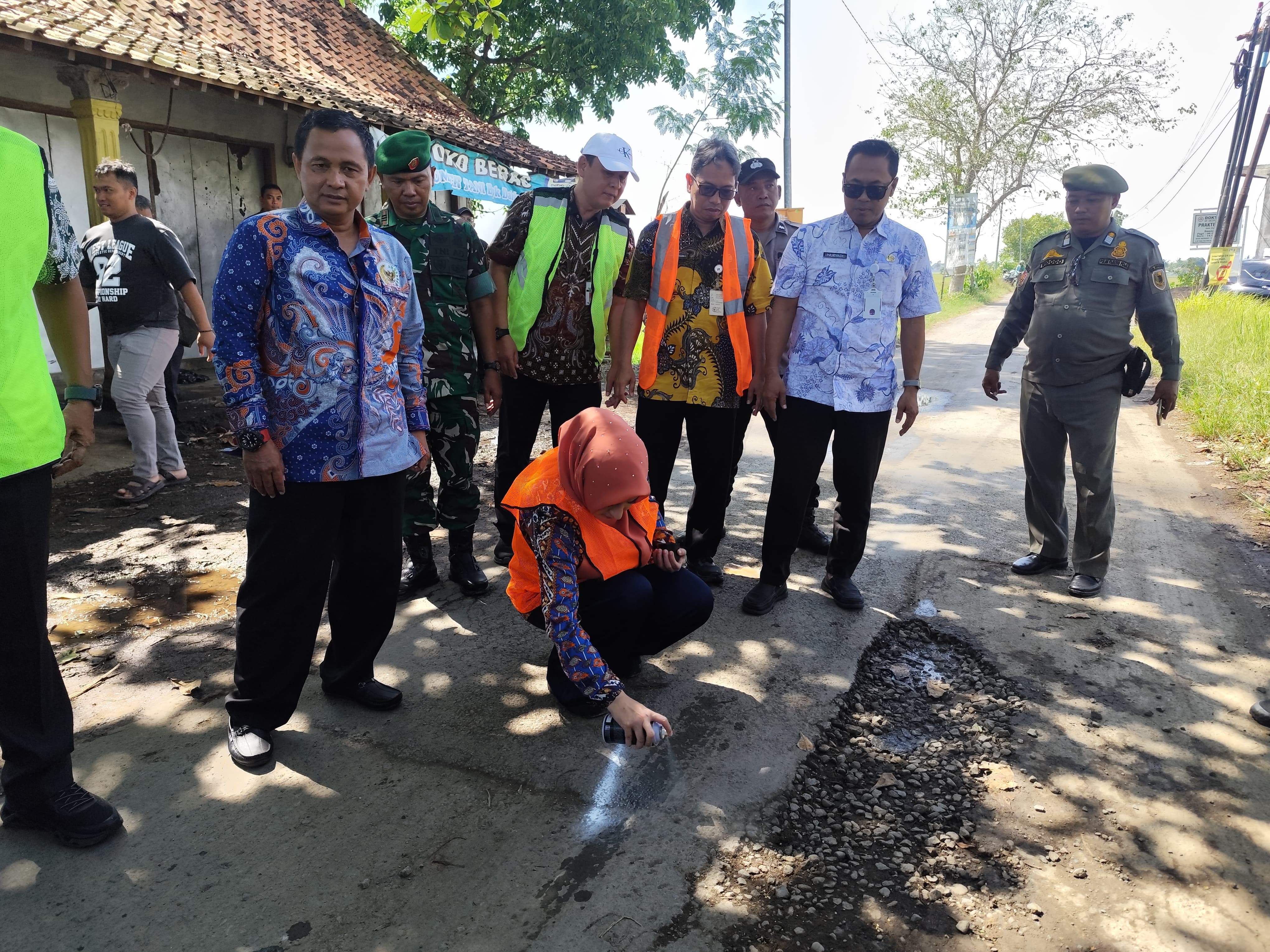 Bupati Pekalongan Fadia Arafiq Instruksikan Perbaikan Jalan Rusak di Desa Werdi