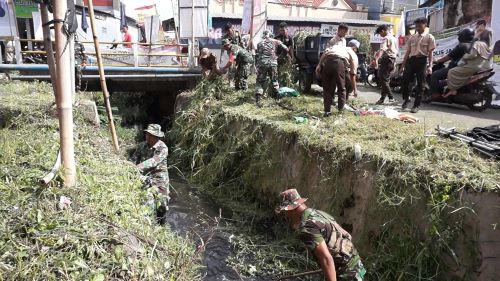 Kodim Pekalongan Bersama Komponen Masyarakat Bersih-bersih Pasar Kedungwuni