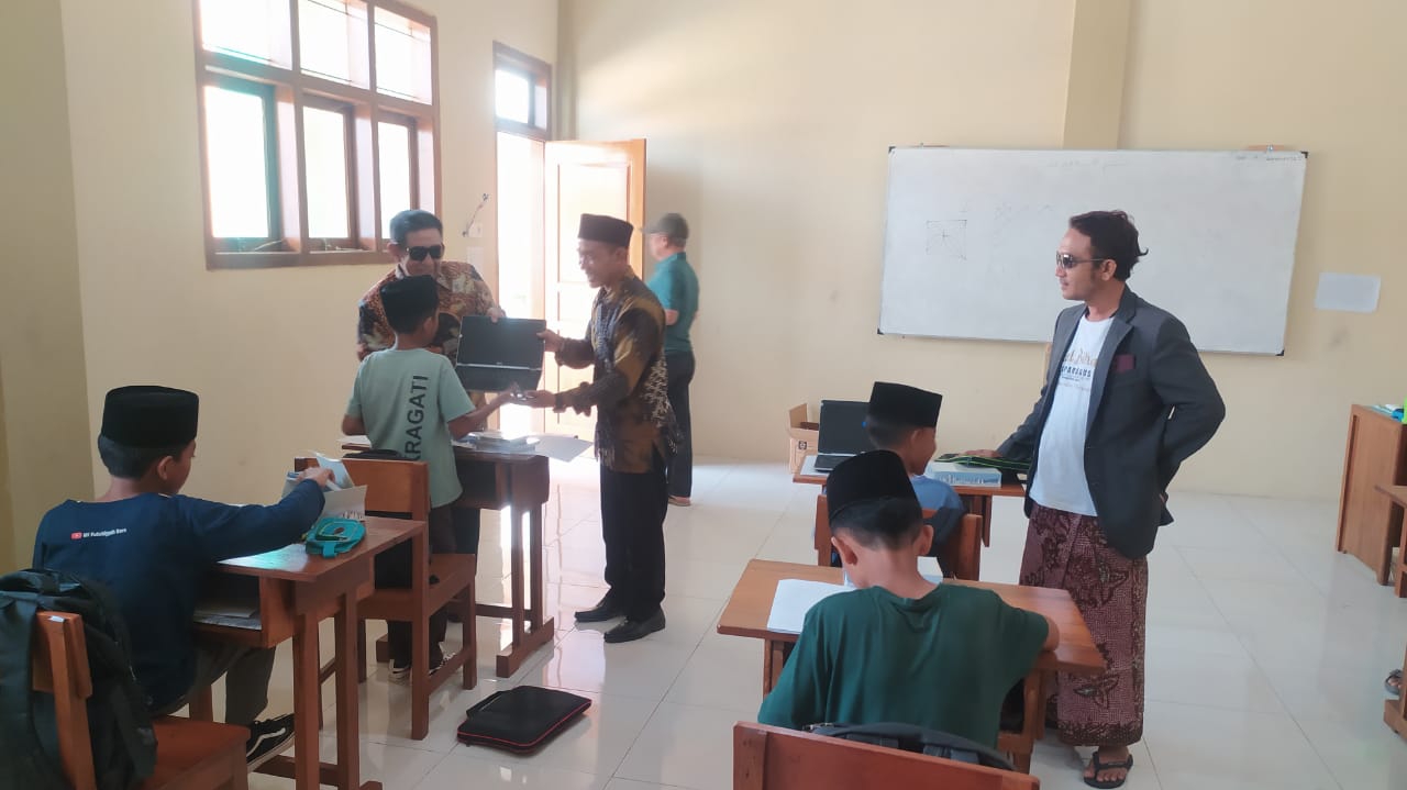Bantuan Laptop dan Buku Perpustakaan ke SMP Darul Ilmi Boarding School