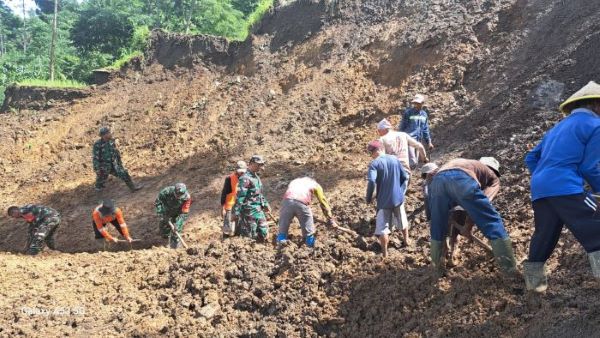 Longsor di Desa Bodas, TNI, Polri Bersama Warga dan Tagana Gelar Karya Bakti Bersihkan Longsoran