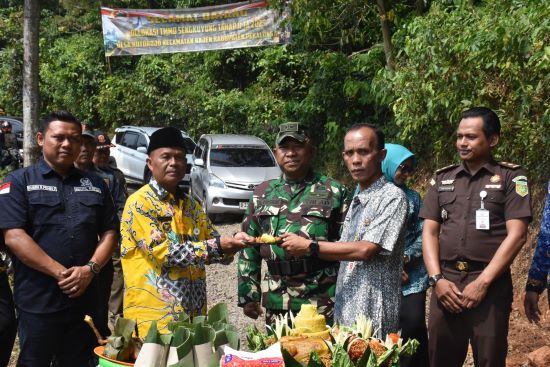 Akses Ke Wisata Goa Macan di Desa Kutorojo Pekalongan Digarap TMMD Sengkuyung Tahap 2