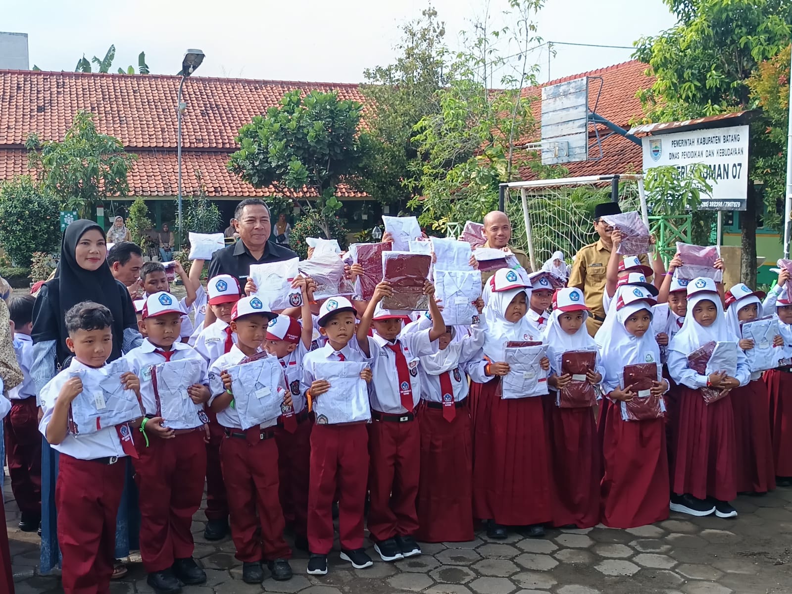 22 Ribu Lebih Siswa Baru di Batang Dapat Seragam Baru Gratis
