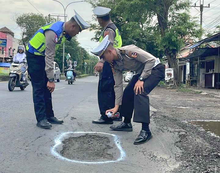 Satlantas Polres Pekalongan Kota Survei dan Tandai Jalan Rusak untuk Cegah Kecelakaan
