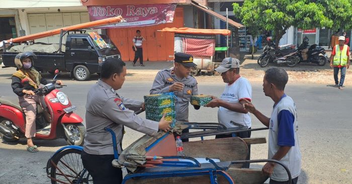 Jumat Berkah, Polsek kedungwuni Bagikan Nasi Kotak