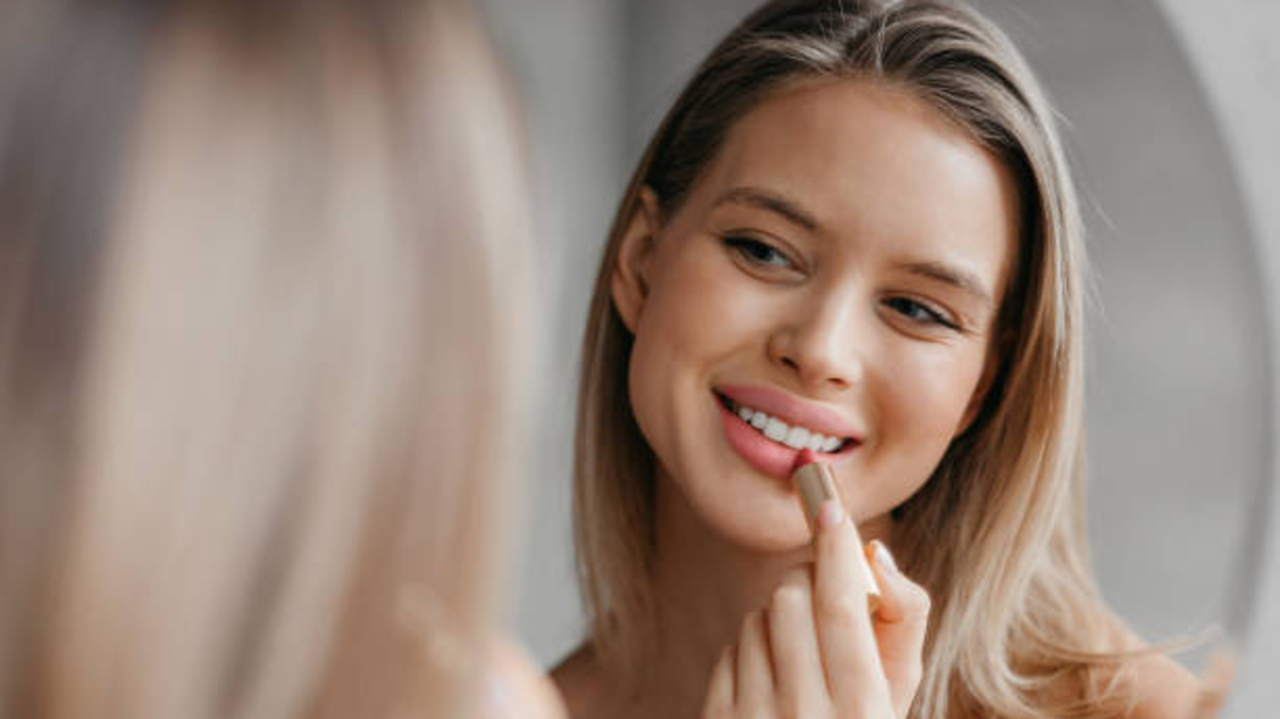 5 Lipstik untuk Bibir Hitam Menahun dan Kering, Tetap Awet Saat Makan dan Minum